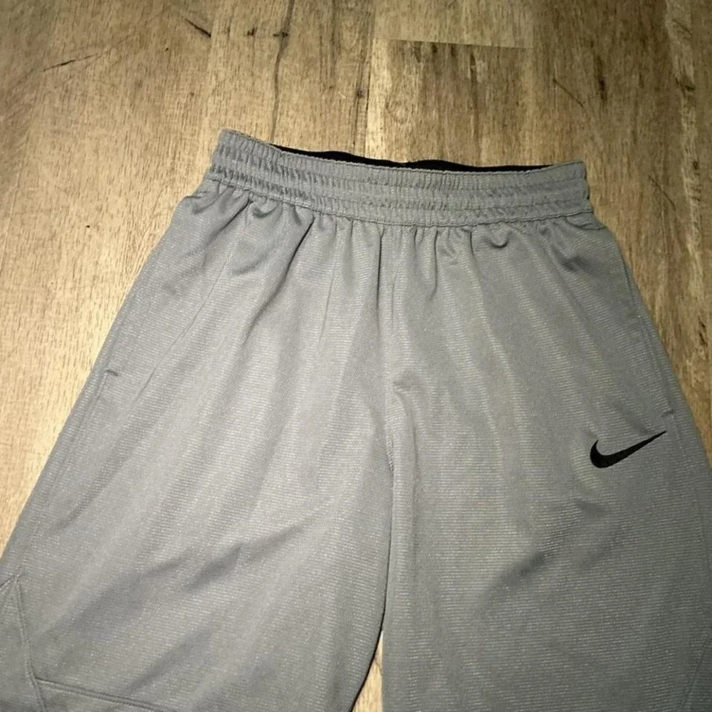 Nike Dri-FIT Gray Athletic Shorts Size S Swoosh Logo Running‎ Gym Activewear